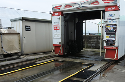 前進し、車を枠内に停めます。