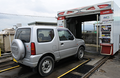 エンジンを切り、ドアミラーをたたみます。