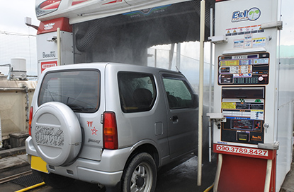 布ブラシ洗車機が動きだしますので、車から離れて、安全な場所で待機します。