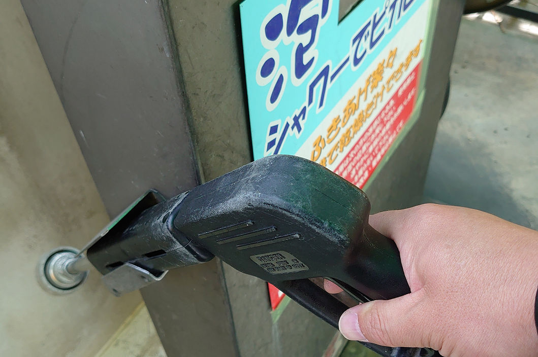 終了後はホースリールを巻き、スプレーガンを所定位置に戻します。